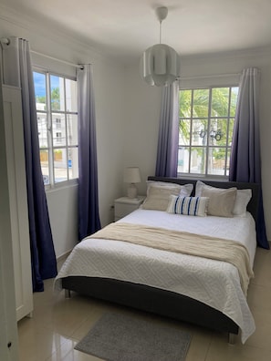 2 soverom, skrivebord, strykejern/-brett og wi-fi