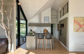 Geladeira, cooktop, lava-louças, cafeteira/chaleira