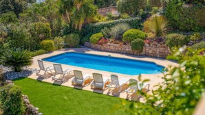 A rectangular swimming pool with a stone wall and a stone pathway leading to it. - Gorgeous home in Saint Aygulf (Saint Aygulf)