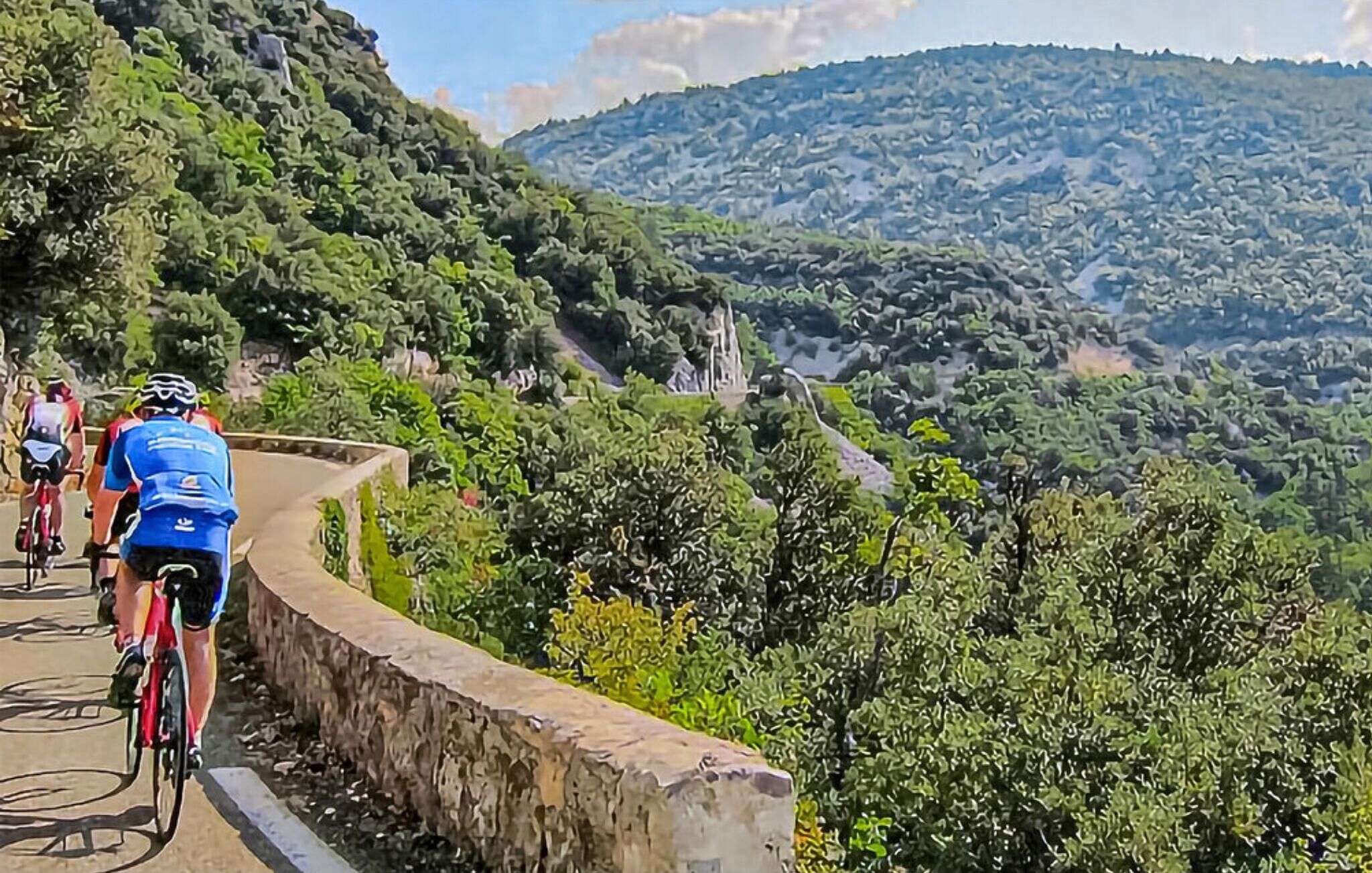 Un chemin pavé, bordé d’une végétation luxuriante et entouré de collines, où l’on peut apercevoir des cyclistes.
