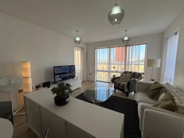 Smart TV - 2-bedroom apartment near Canning Town Station E16 1GW London (London)