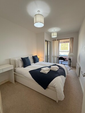 2 bedrooms, in-room safe, iron/ironing board, free WiFi - 2-bedroom apartment near Canning Town Station E16 1GW London (London)