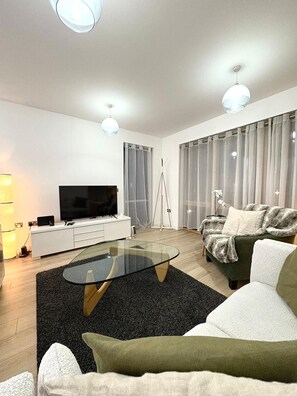 Smart TV - 2-bedroom apartment near Canning Town Station E16 1GW London (London)