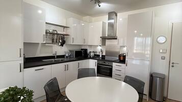 Frigorifero, microonde, forno, piano cottura