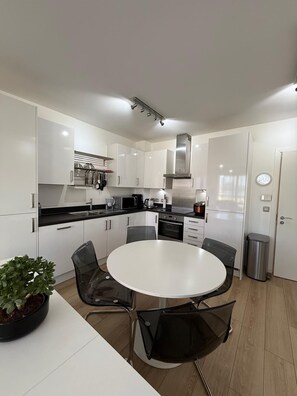 Refrigerador, microondas, horno, placa de cocina