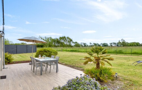 2 bedroom amazing home in Créances