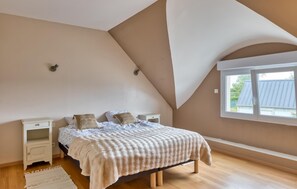 2 bedrooms, travel crib, free WiFi