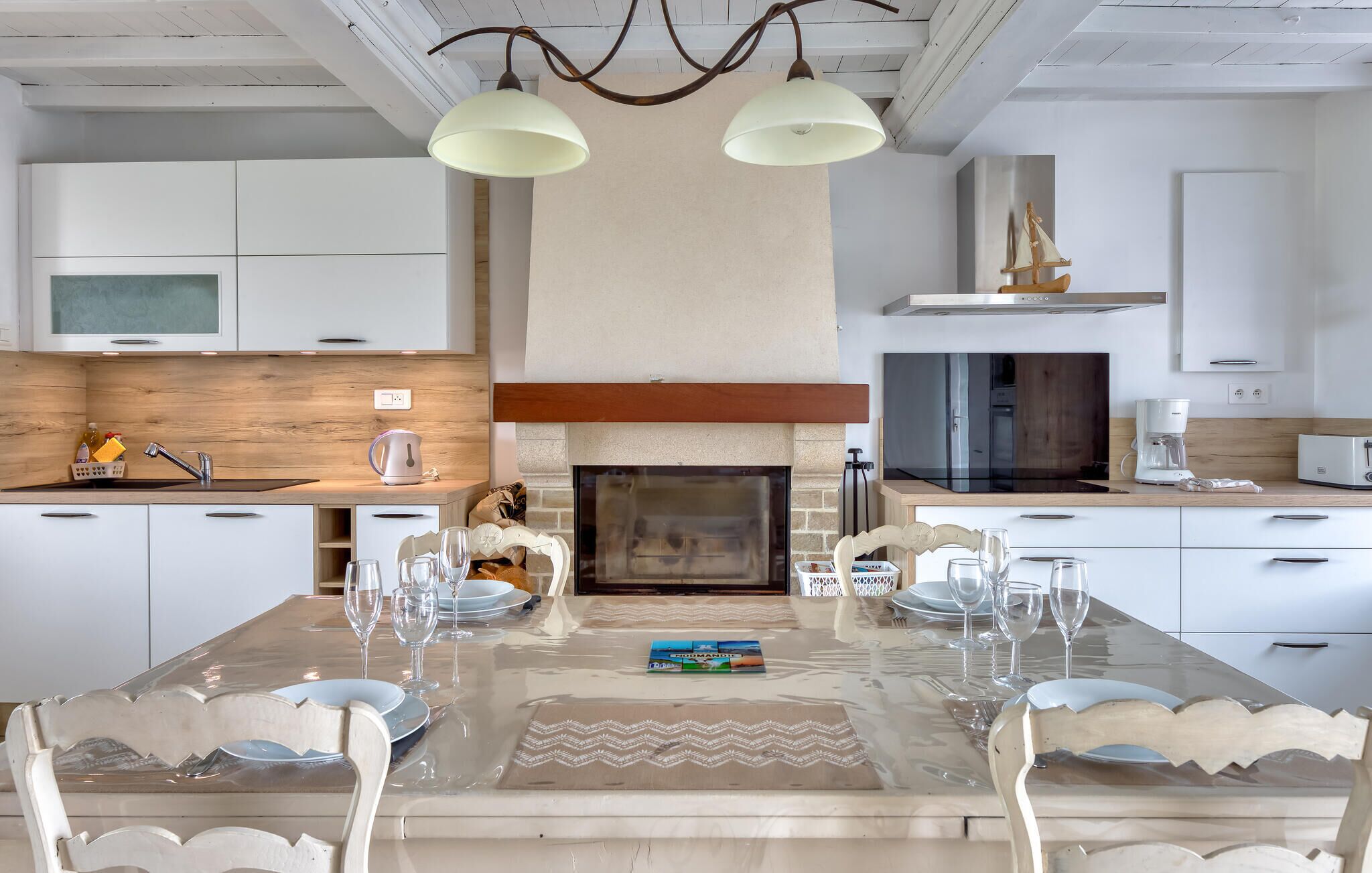 Een koelkast, een oven, een koffiezetapparaat/waterkoker