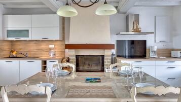 Een koelkast, een oven, een koffiezetapparaat/waterkoker