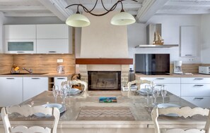 Kjøleskap, ovn og kaffetrakter/tekoker