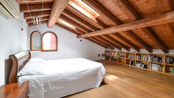 4 slaapkamers, een strijkplank/strijkijzer, reisbedje, gratis wifi