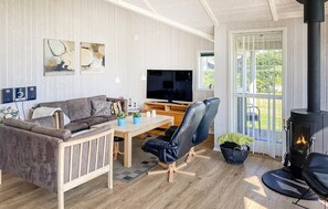 Smart TV, fireplace, DVD player, stereo - Cozy home in Rudkøbing with sauna (Rudkøbing)