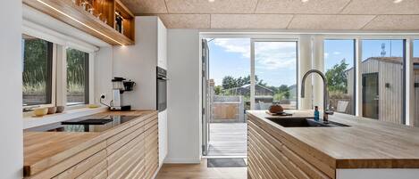 Kjøleskap, ovn, kokeplater og oppvaskmaskin