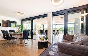 Smart-TV, bordtennis og stereoanlegg