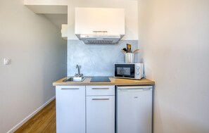 Geladeira, micro-ondas, cooktop, cafeteira/chaleira