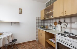 Réfrigérateur, four, plaque de cuisson, cafetière/bouilloire