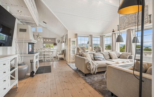 4 bedroom beautiful home in Lødingen