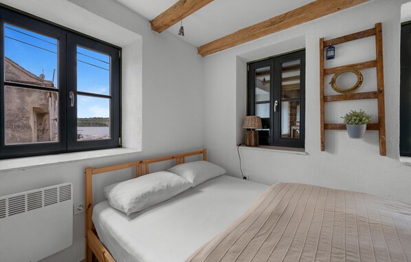 2 bedrooms, iron/ironing board, free WiFi