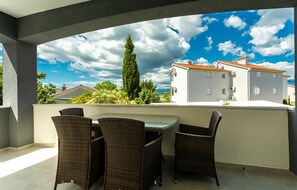 Outdoor dining - Amazing home in Soline (Soline)