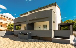 Exterior - Amazing home in Soline (Soline)