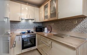 Fridge, oven, stovetop, coffee/tea maker