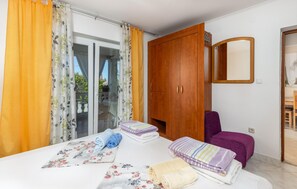 2 bedrooms, iron/ironing board, free WiFi