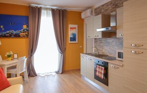 Refrigerador, microondas, placa de cocina, utensilios de cocina