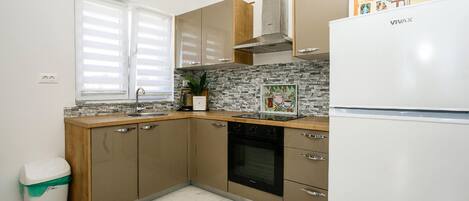 Kühlschrank, Ofen, Herdplatte, Wasserkocher mit Kaffee-/Teezubehör