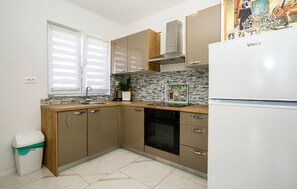 Réfrigérateur, four, plaque de cuisson, cafetière/bouilloire