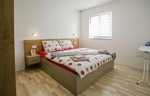 2 Schlafzimmer, Reisekinderbett, kostenloses WLAN