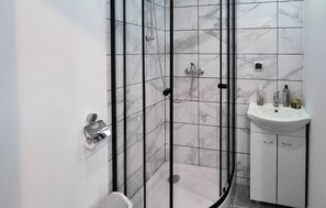 Shower - Nice home in Plock with house a panoramic view (Plock)