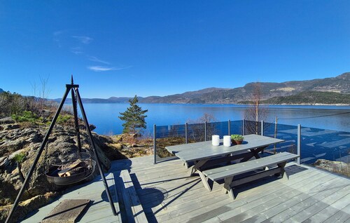 4 bedroom stunning home in Hebnes