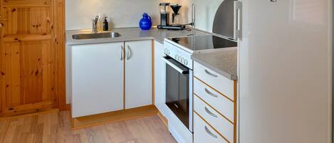 Kühlschrank, Herdplatte, Wasserkocher mit Kaffee-/Teezubehör