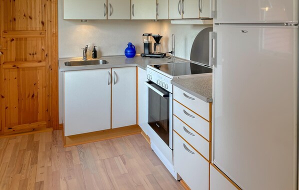 Kühlschrank, Herdplatte, Wasserkocher mit Kaffee-/Teezubehör