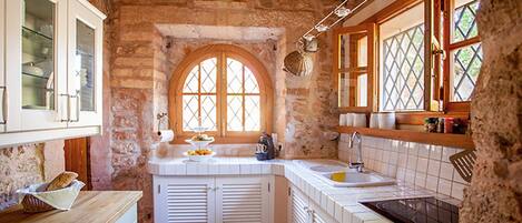 Ovn, kogeplade, opvaskemaskine, kaffe-/temaskine