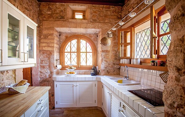 Ofen, Herdplatte, Geschirrspüler, Wasserkocher mit Kaffee-/Teezubehör