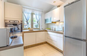 Fridge, dishwasher, coffee/tea maker