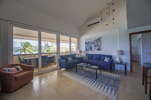 TV - Beachfront Penthouse: 3BD/3BA (Christiansted)