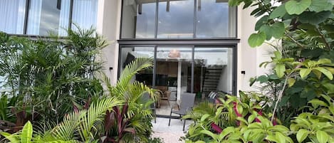 Appartement Deluxe, vue sur la piscine | Terrasse/patio