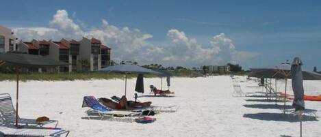 På stranden och solstolar