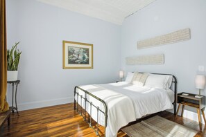 2 bedrooms, desk, iron/ironing board, free WiFi - Cozy 2BR Loft in Downtown Charleston, IL (Charleston)