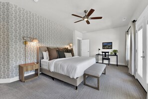 3 makuuhuonetta, työpöytä, silitysrauta/-lauta, vauvan matkasänky