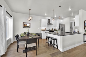 Dining - Hillside Harmony Luxury Comfort (Boise)