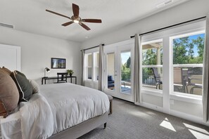 3 chambres, bureau, fer et planche à repasser, lit parapluie