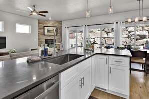 Fridge, microwave, oven, stovetop - Hillside Harmony Luxury Comfort (Boise)
