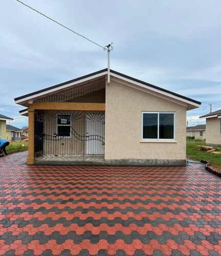 Ts Staycation - a charming 2-bedroom house with WiFi, AC in Spanish Town