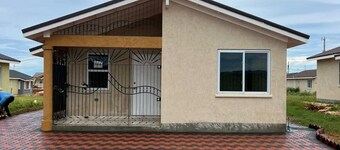 Ts Staycation - a charming 2-bedroom house with WiFi, AC in Spanish Town