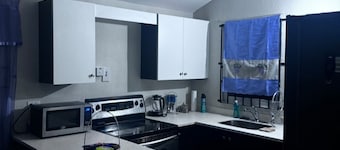 Ts Staycation - a charming 2-bedroom house with WiFi, AC in Spanish Town