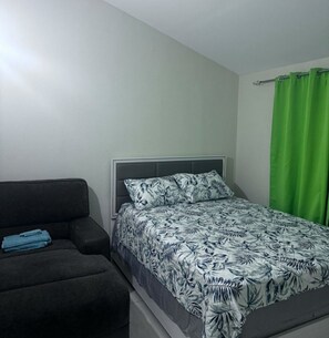 2 bedrooms, iron/ironing board, WiFi, bed sheets - Ts Staycation - a charming 2-bedroom house with WiFi, AC in Spanish Town (Spanish Town)