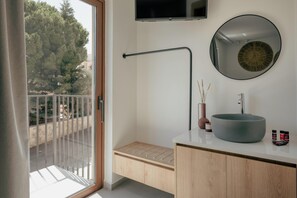 Villa Quercus | Badrum | Dusch, regndusch, gratis toalettartiklar och hårtork